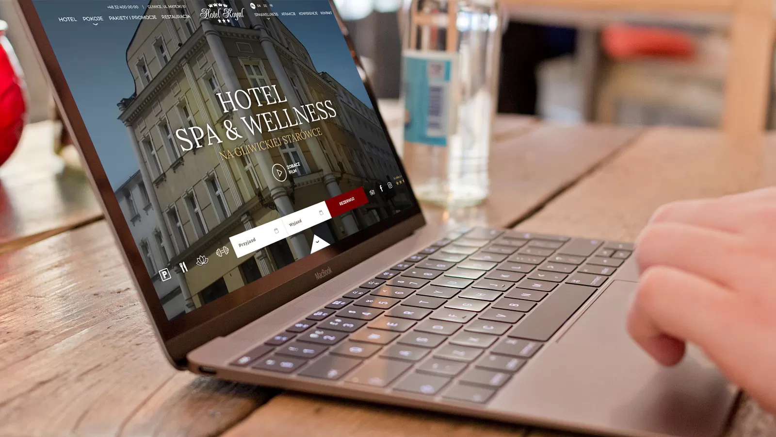 Hotel Royal Gliwice - projekt strony internetowej - wizualizacja na laptopie