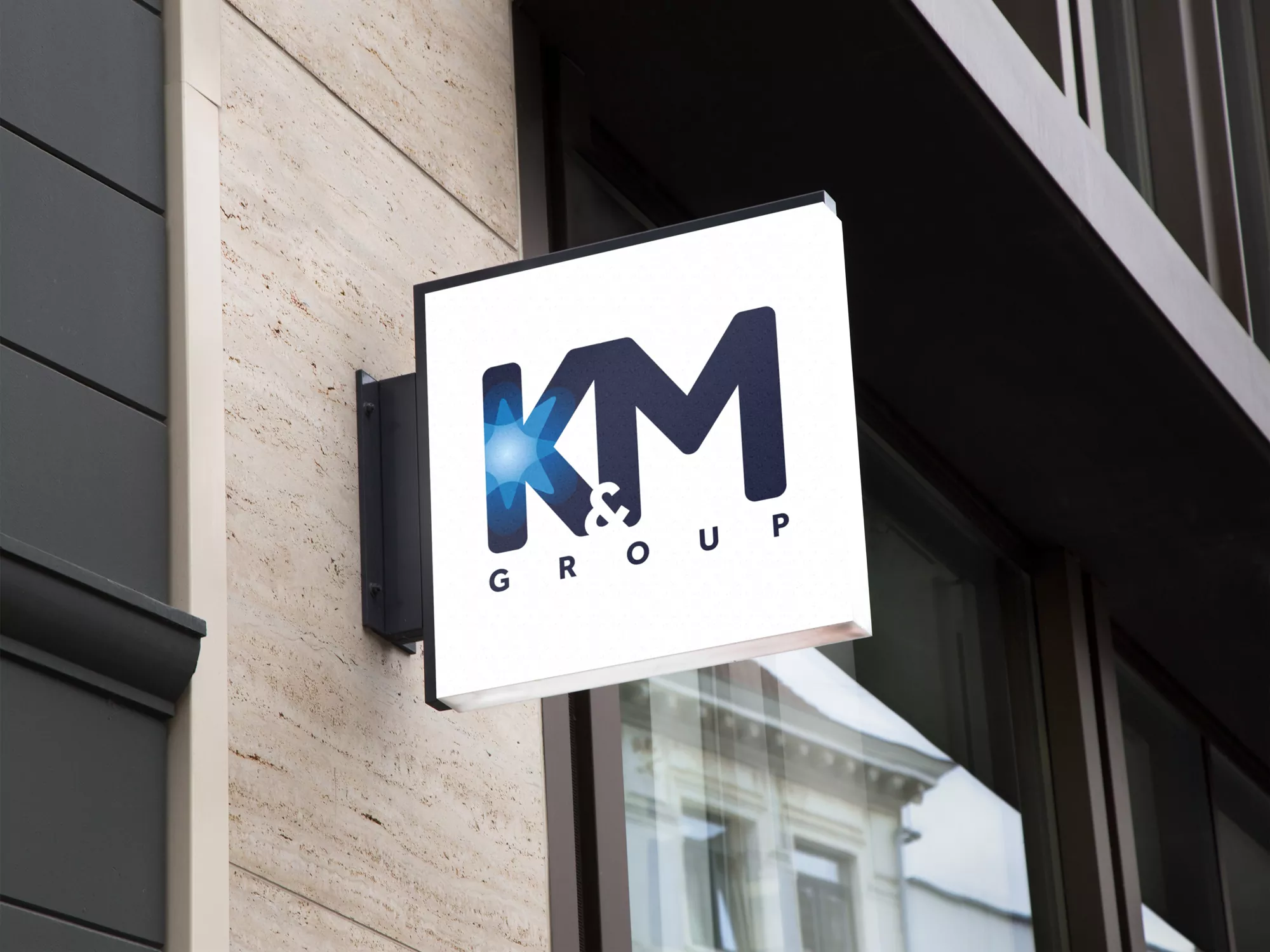 KM Group projekt logo wizualizacja na kasetonie
