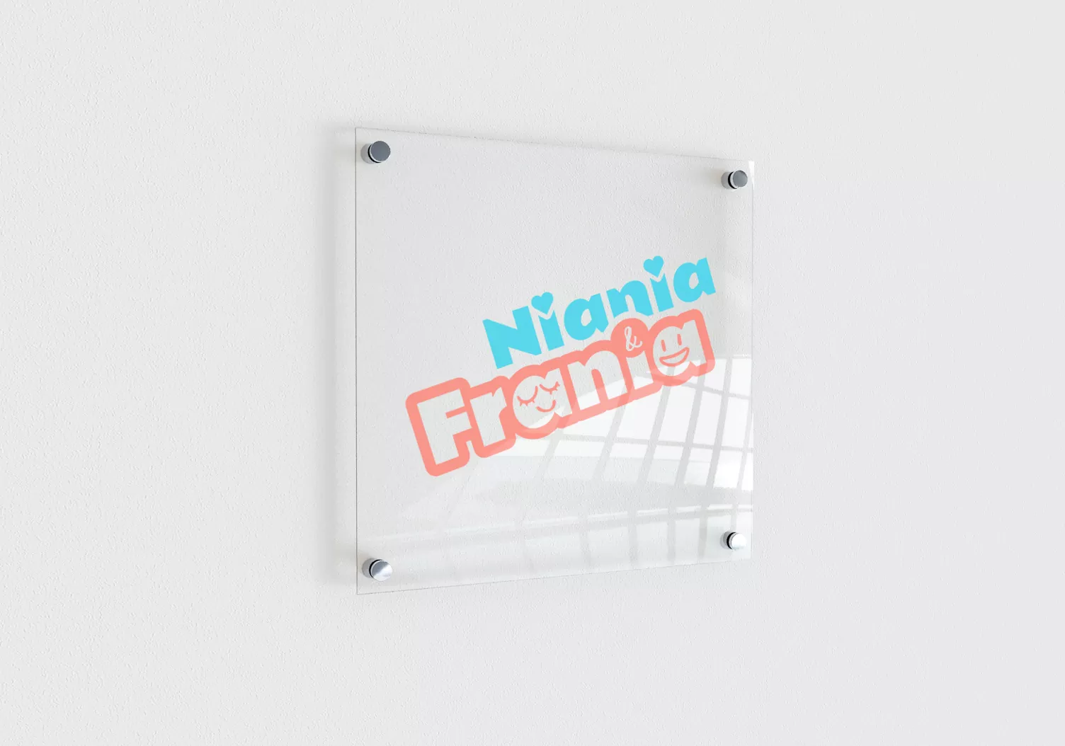 Niania Frania - projekt loga dla opiekunki dla dzieci wizualizacja na tabliczce przyściennej
