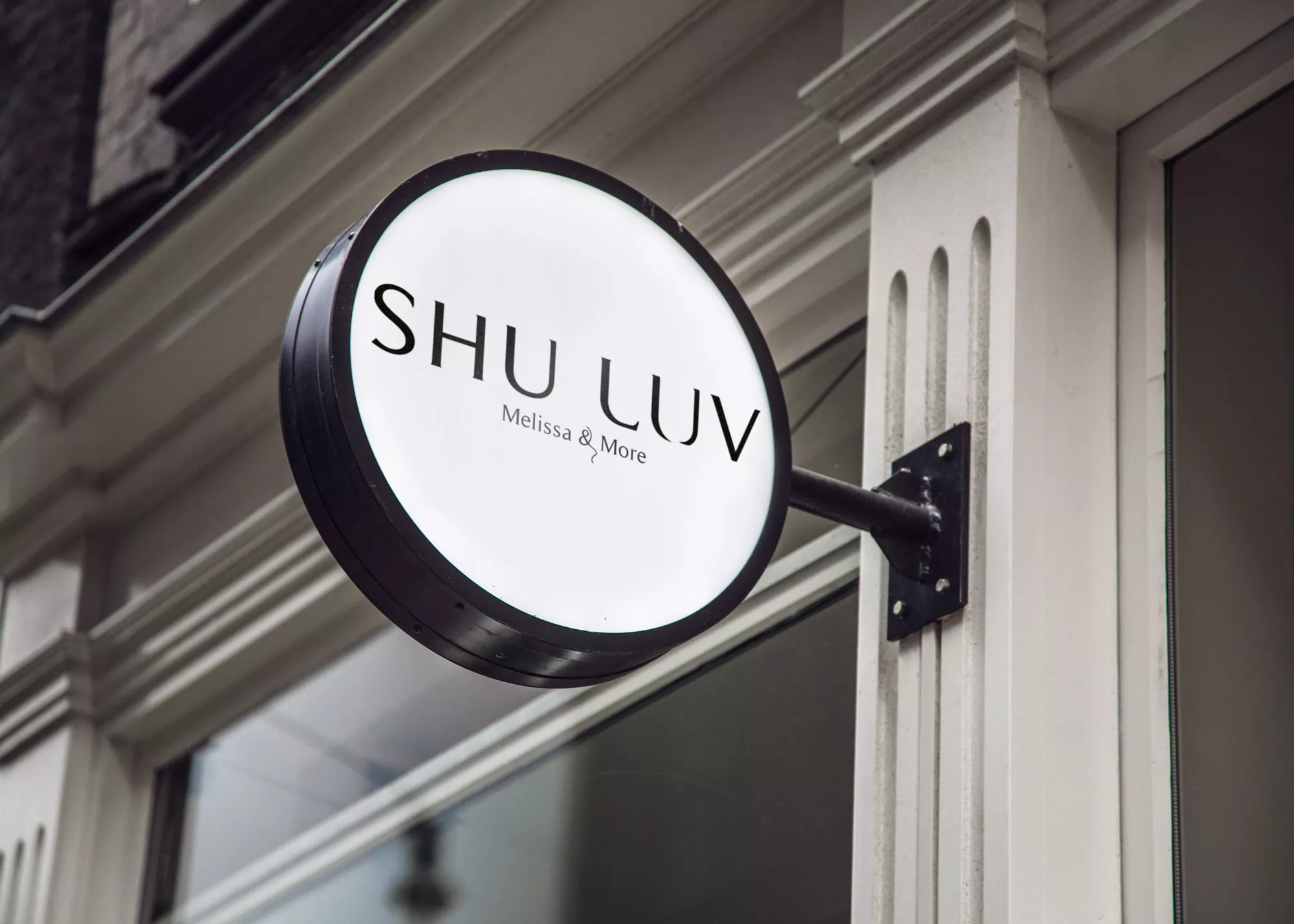 Shuluv: Melissa & More - projekt loga dla marki obuwniczej wizualizacja na szyldzie