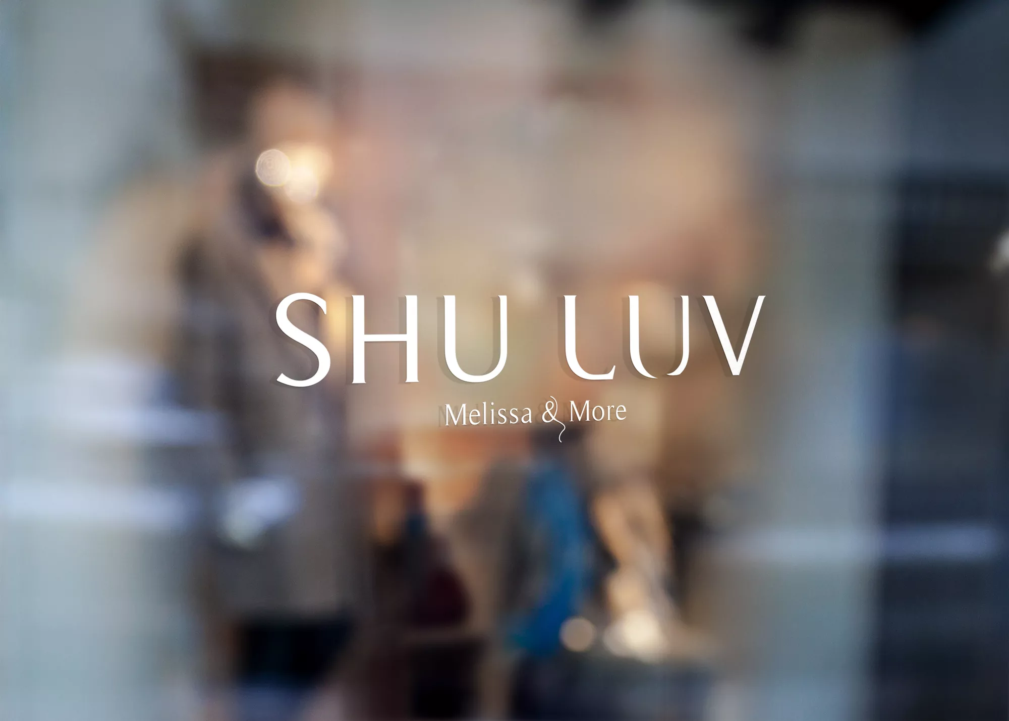 Shuluv: Melissa & More - projekt loga dla marki obuwniczej wizualizacja napisu ploterowego na szybie