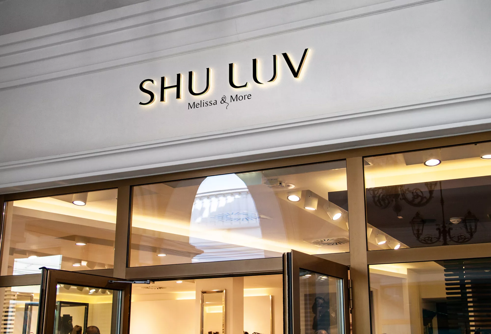 Shuluv: Melissa & More - projekt loga dla marki obuwniczej wizualizacja szyldu sklepu