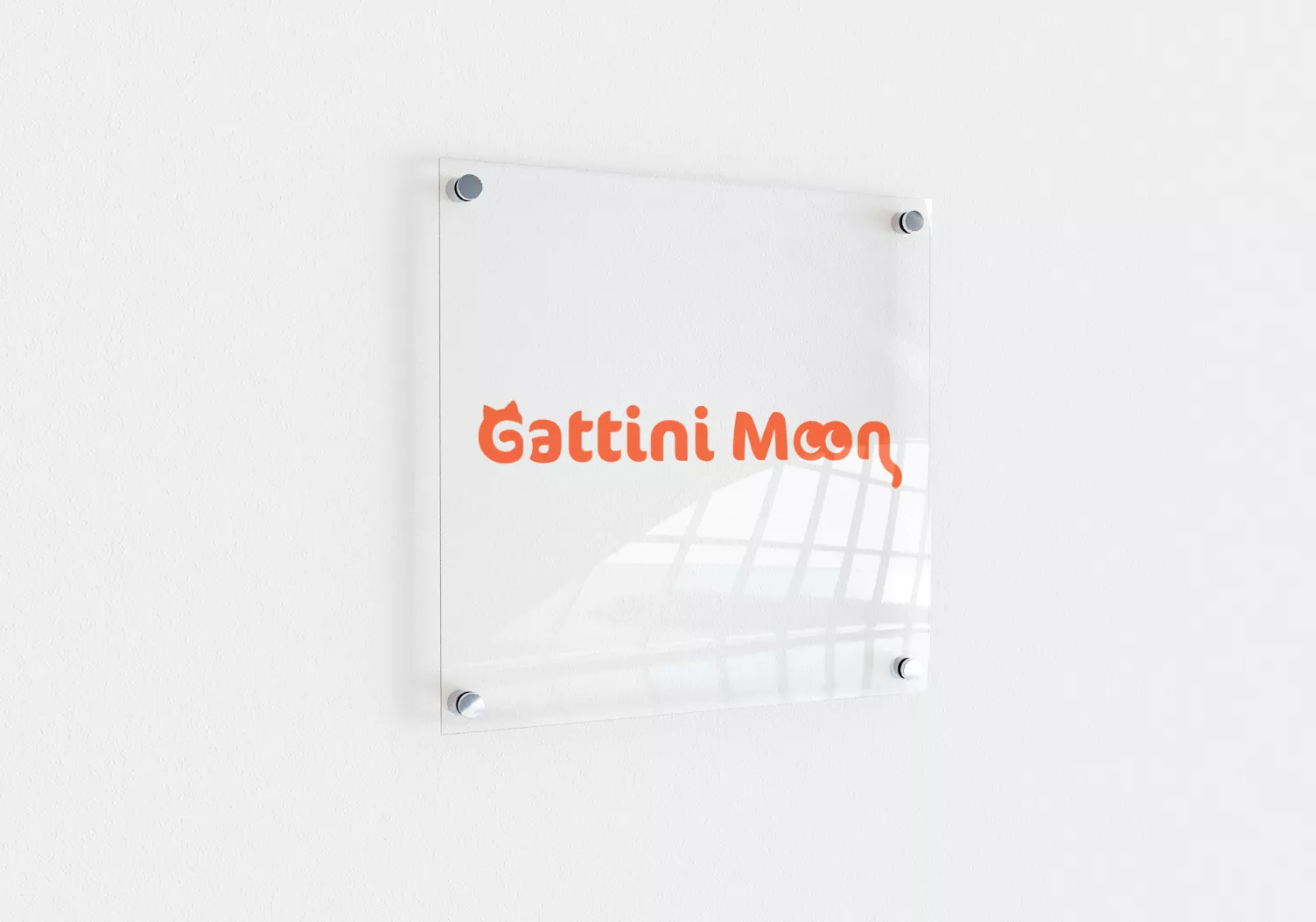 Gattini Moon - projekt loga, wizualizacja na tabliczce przyściennej
