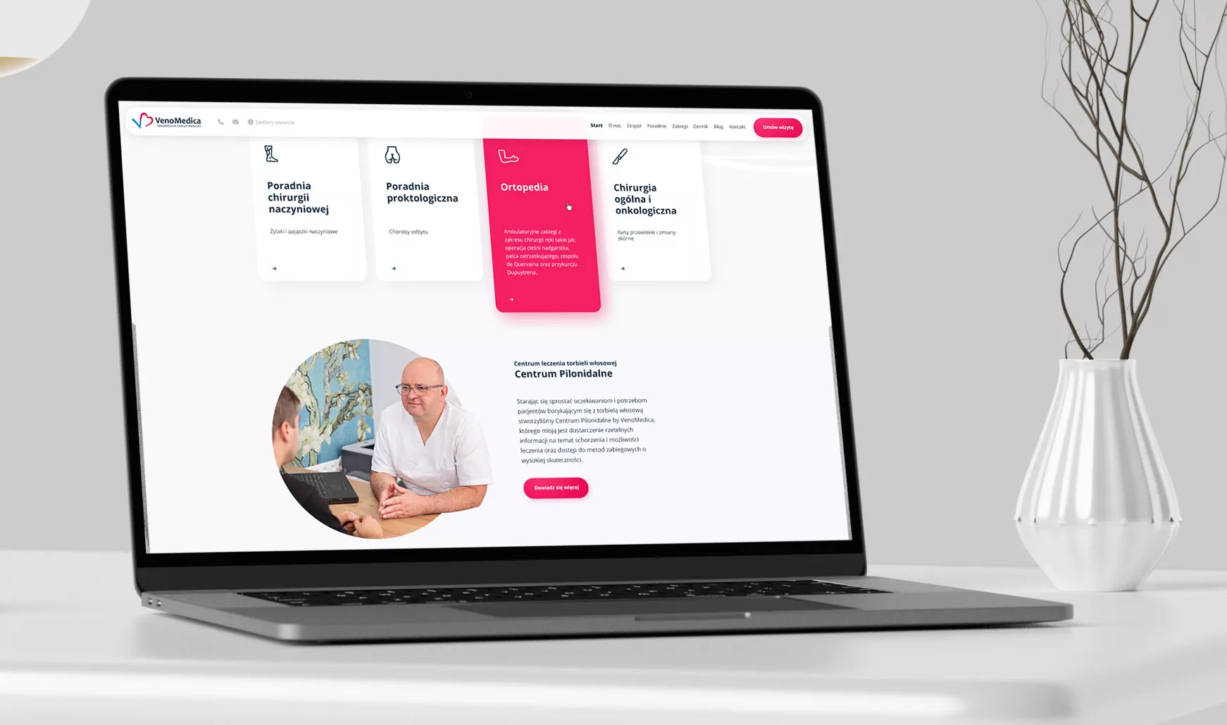 Specjalistyczne Centrum Medyczne VENOMEDICA - projekt strony internetowej, wizualizacja projektu na laptopie